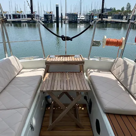 Charming Sailboat Botel Lisboa