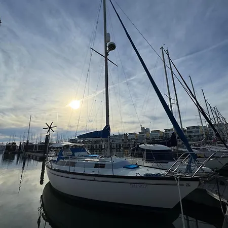 بوتيل Charming Sailboat
