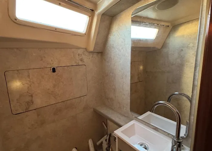 Charming Sailboat Bådhotel *