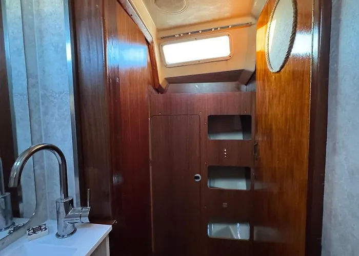 Charming Sailboat Lisboa