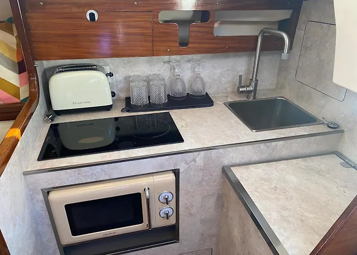 Charming Sailboat * Lisboa