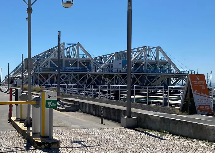 Charming Sailboat Bådhotel Lisboa