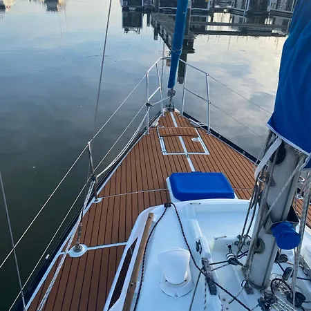 Charming Sailboat リスボン