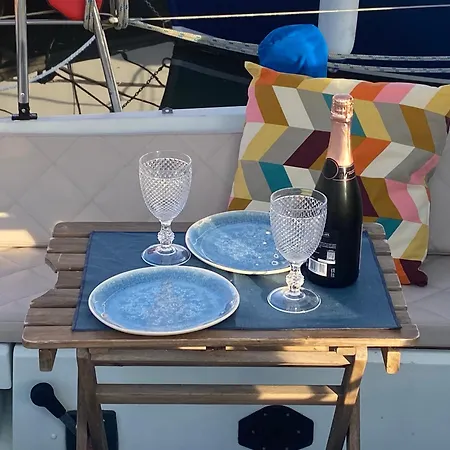 Charming Sailboat * リスボン