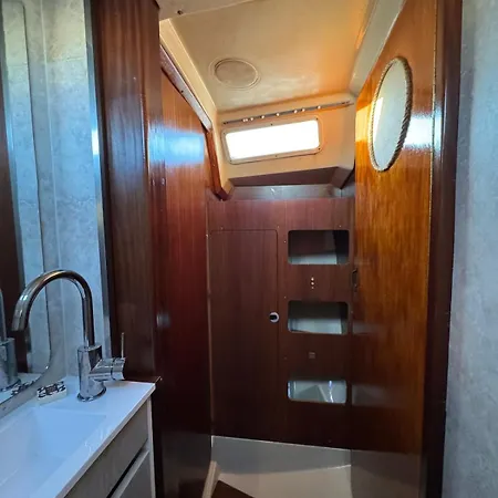 Charming Sailboat リスボン
