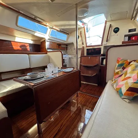 船上ホテル Charming Sailboat