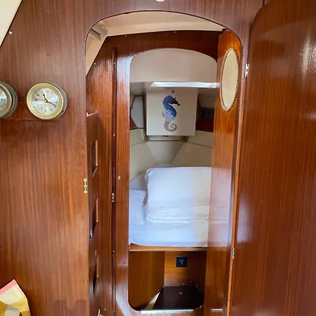 Charming Sailboat 船上ホテル *