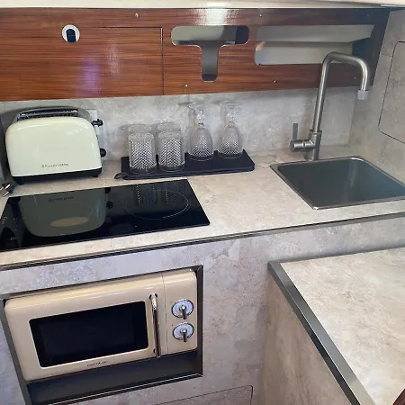 Charming Sailboat * ליסבון