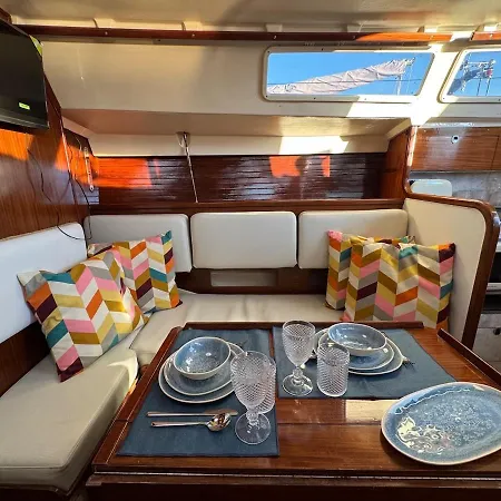 Charming Sailboat ליסבון